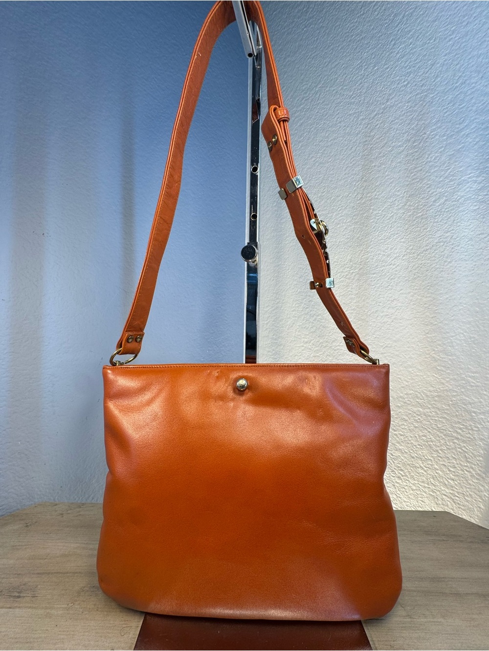 Vintage Ruth Saltz Leather Handbag Unique Two-Knob Spring Frame Closure